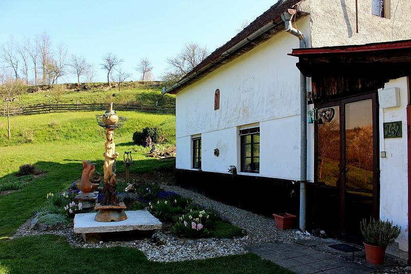 Domek a ateliér sochaře a keramika Oldřicha Víchy. Plastika