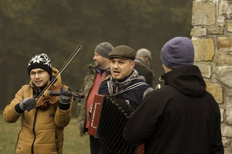 Bílý Karpat už po dvanácté vystoupal na Velký Lopeník, aby symbolicky uzavřel rozhlednu za letošní hlavní turistickou sezónou.