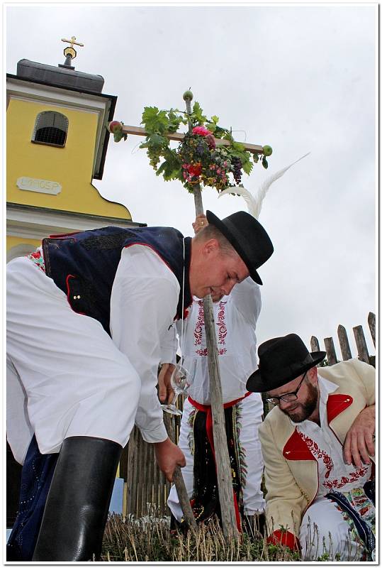 Hroznové bobule, víno, burčák, koláčky i kulturní program zaujaly na Modré milovníky vína i folkloru.