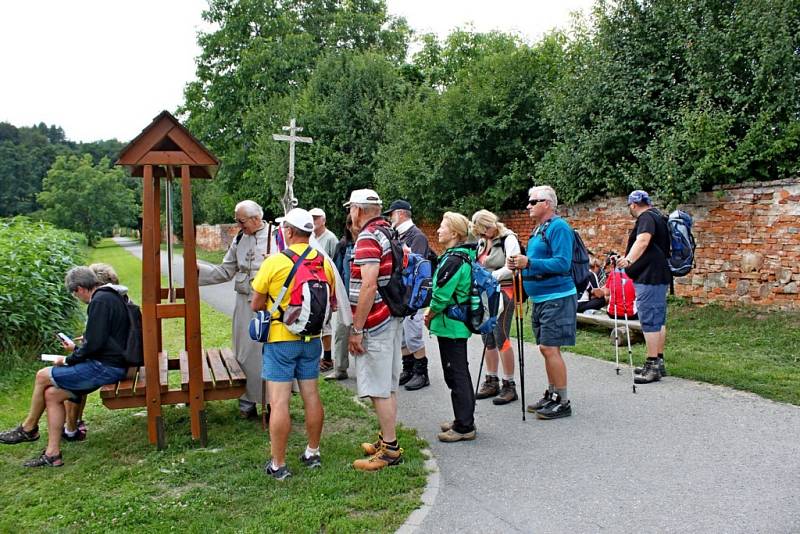 MORAVSKÁ COMPOSTELA. Z Velehradu se vydali v pátek po obědě věřící poutníci na 110 kilometrů dlouhou trasu přes Hostýn na Svatý Kopeček.