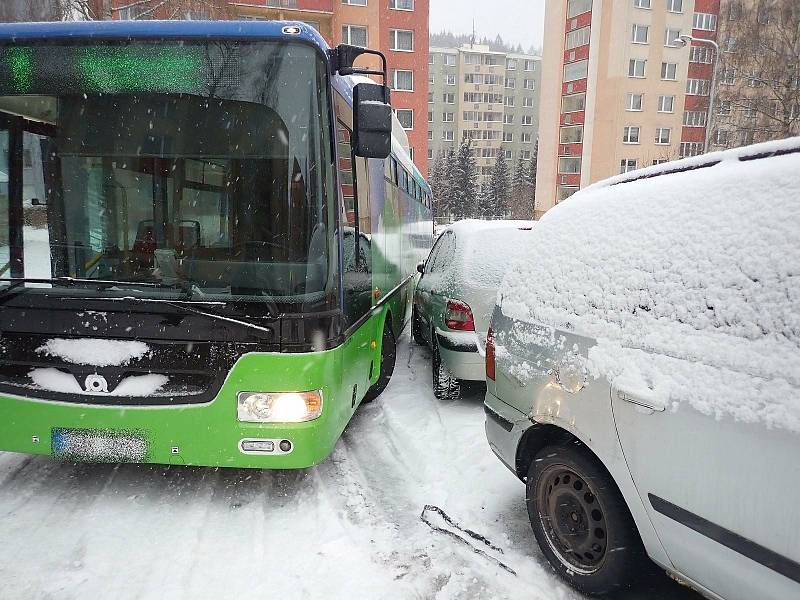 Ledovka na Boží hod potrápila řidiče. Hasiči museli odpoledne během 80 minut zasahovat hned u pěti nehod na Uherskohradišťsku a Vsetínsku, 25. 12. 2021