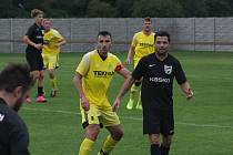 Fotbalisté Nivnice (žluté dresy) remizovali se sousedním Dolním Němčí 3:3. 