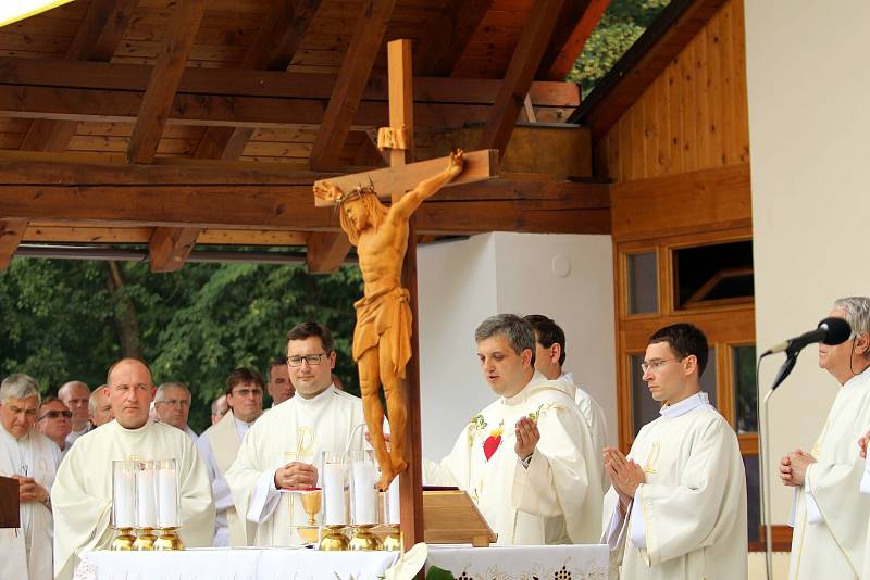 V pondělí 6. července sloužil svou první mši svatou na Svatém Antonínku Lhoťan Vojtěch Radoch (na snímku za křížem).