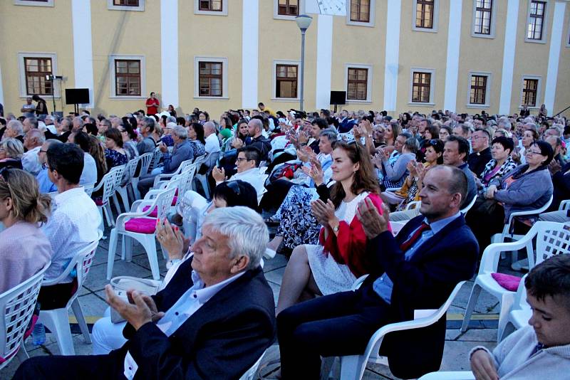 KONCERT. V průběhu Večera lidí dobré vůle vládla před velehradskou bazilikou nádherná atmosféra.