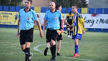 Fotbalisté Strání (černožluté dresy) v sobotním přípravném zápase zdolali Ratíškovice 2:1.