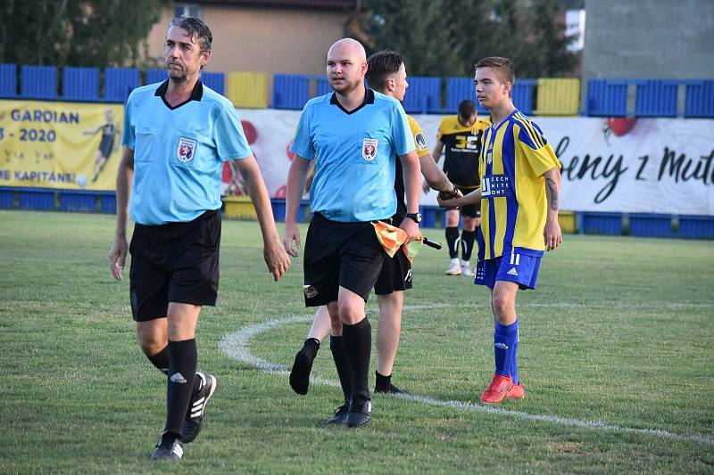 Fotbalisté Strání (černožluté dresy) v sobotním přípravném zápase zdolali Ratíškovice 2:1.