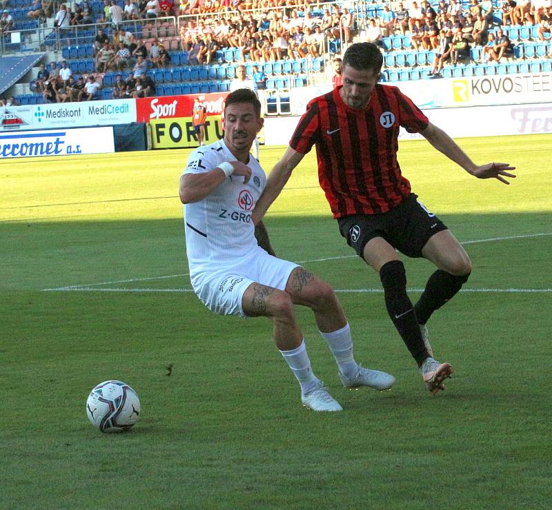 Fotbalisté Slovácka (bílé dresy) ve čtvrtek večer hostili  v odvetě Evropské konferenční ligy bulharský celek Lokomotiv Plovdiv.