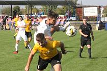 Fotbalisté Slovácka B (bílé dresy) v 11. kole MSFL remizovali s Rosicemi 2:2.