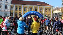 Příznivci cyklistiky a vína se 9. října dopoledne vydali z Masarykova náměstí v Uherském Hradišti do okolí v rámci tradiční akce s názvem Na kole vinohrady Uherskohradišťska. 