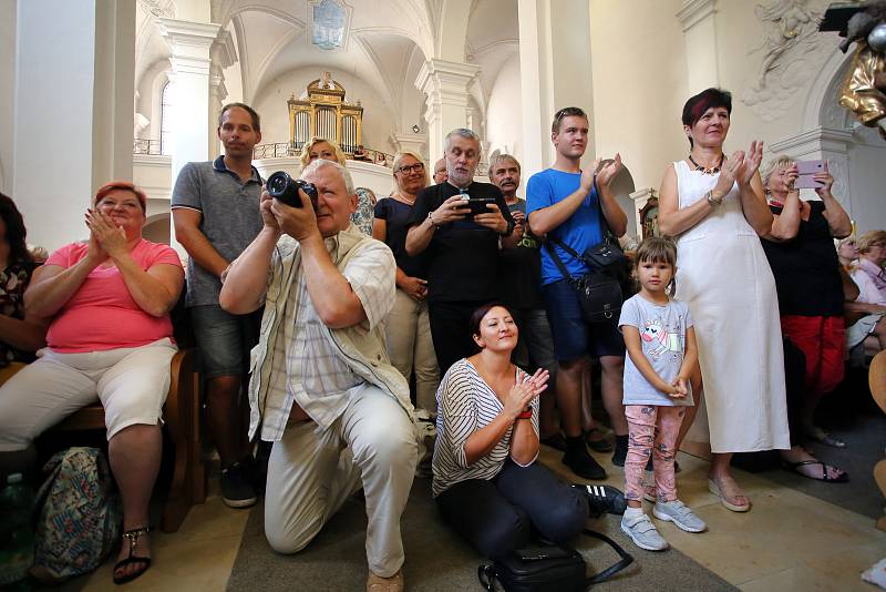 Slovácké slavnosti vína  2018 . Jiří Pavlica přebírá cenu Osobnost Moravy 2017v kostele  Zvěstování Panny Marie.