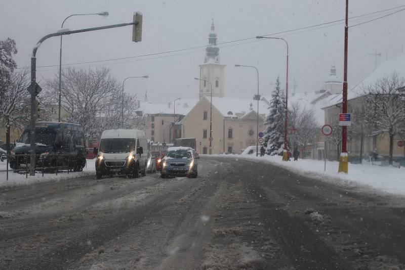 Slovácko v pondělí 28. ledna ráno zasáhla vydatná sněhová nadílka. Po celé ráno komplikovala především dopravu.