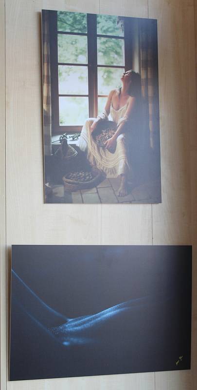 Detaily ženského těla na fotografiích Radka Frýsy. Výstava v hradišťském cafe atelier.