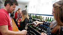 Na Valentýnské výstavě vín v Kudlovicích, letos první na Slovácku, mohli lidé okoštovat 287 vzorků vín.