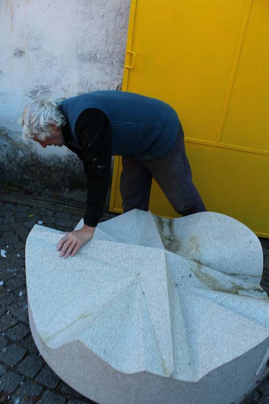 Otmar Oliva po pěti letech rozbalil náhrobní kámen pro Miroslava Zikmunda, čistí jej a chystá k finálnímu dokončení.