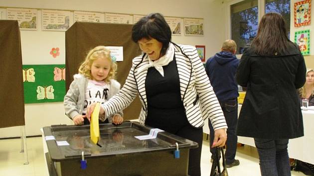 Celkem 550 z 2517 opráv­něných voličů ve dvou okrscích, tedy zhruba 22 procent, přišlo během prvních pěti hodin k volbám do komunálního zastupitelstva v Dolním Němčí.