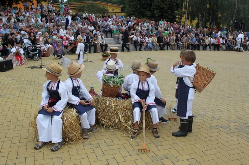 Návštěvníci VI. ročníku TOP víno Slovácka se v sobotu na hřišti u školy rozhodně nenudili.