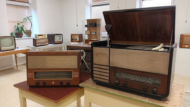 Výstava historických rozhlasových a televizních přijímačů v Muzeu Bojkovska v Bojkovicích.