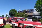 Profesionální i dobrovolní hasiči zasahují v úterý 21. června 2022 u požáru střechy smuteční síně na hřbitově v Boršicích na Uherskohradišťsku.