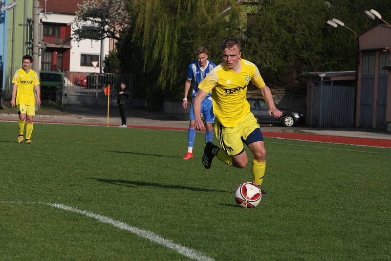 Fotbalisté Hluku (modré dresy) zdolali v sobotním zápase 19. kola krajské I. A třídy skupiny B Nivnici 3:2 a upevnili si druhé místo v tabulce.