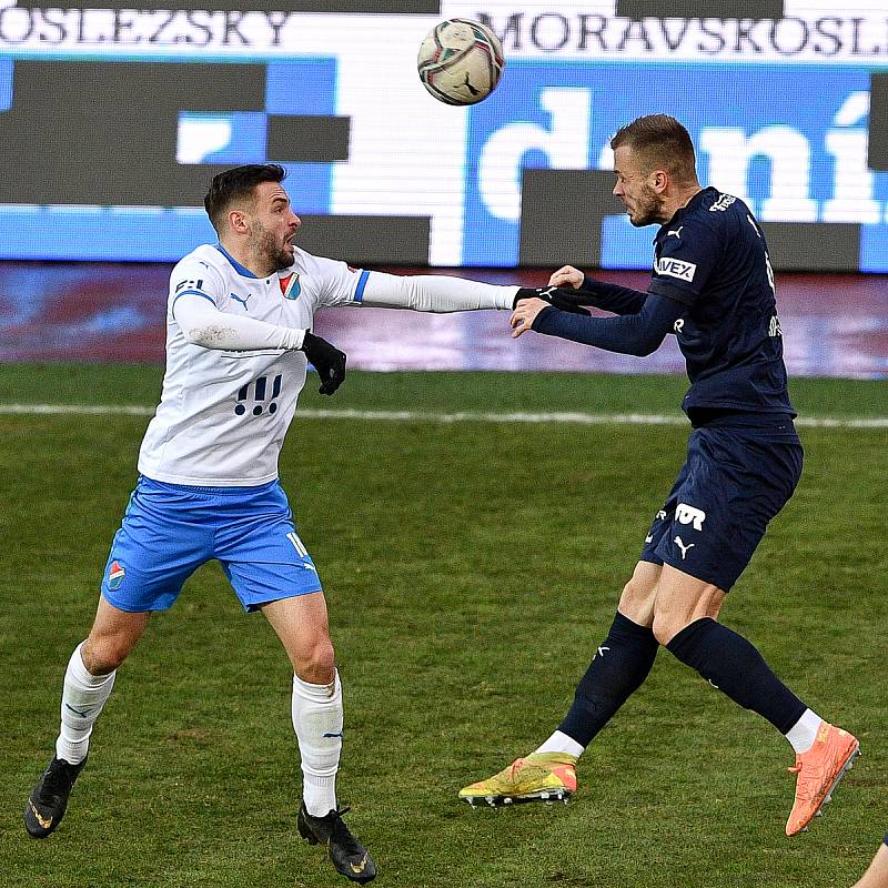 FC Baník Ostrava - FC Slovácko, (zleva) Tomáš Zajíc z Ostravy a Stanislav Hofmann ze Slovácka.