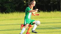 Fotbalisté Ostrožské Lhoty (oranžové dresy) v derby podlehli Ostrožské Nové Vsi 0:2.