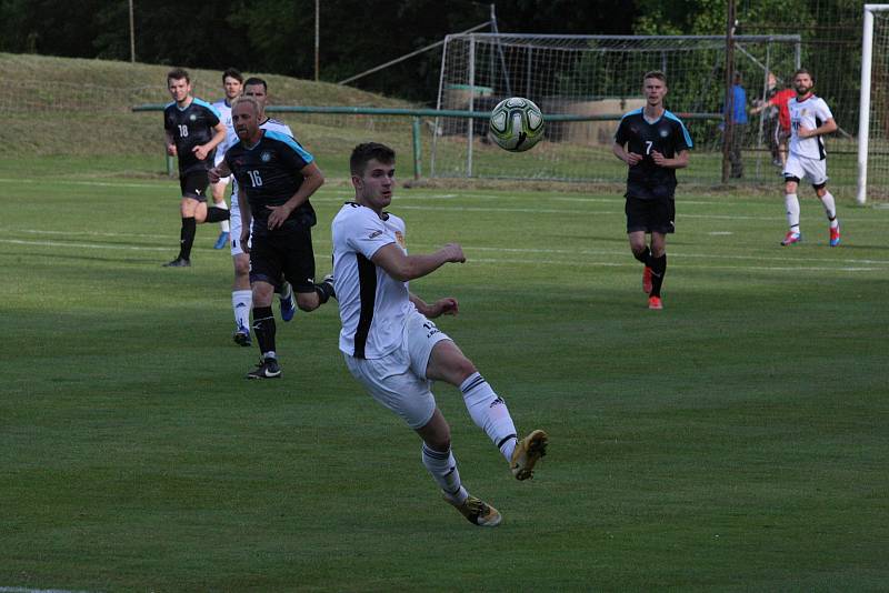 Fotbalisté vedoucích Osvětiman (tmavé dresy) v sobotu doma podlehli třetím Bojkovicím 2:4.