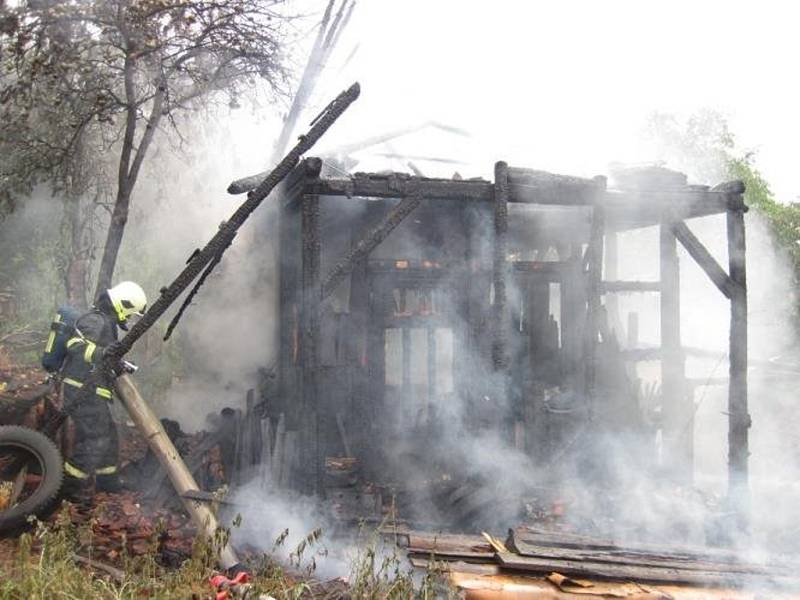 Nedbalost majitele byla hlavní příčinou toho, že v Prakšicích v sobotu 25. července dopoledne lehl popelem dřevěný hospodářský objekt nedaleko rodinného domu. 