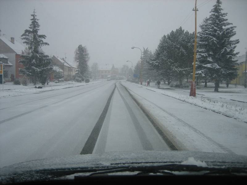 Silnice 1. třídy v Bánově byla v sobotu pokryta několikacentimetrovu sněhovou pokrývkou. 