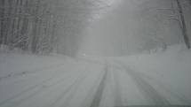 Silnice 1. třídy v okolí Nového Dvora (Rasové) byla v sobotu pokryta několikacentimetrovu sněhovou pokrývkou.