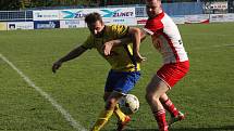 Fotbalisté Starého Města (žluté dresy) v 8. kole I. B třídy skupiny C přetlačili Slavkov 2:1.