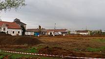 Demolice zchátralého školního statku uvolňuje místo k výstavbě domů.