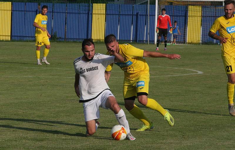 Fotbalisté divizního Strání (žluté barvy) v pátečním přípravném zápase deklasovali Boršice 8:0.