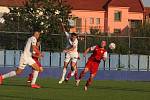 Fotbalisté Slovácka B (bílé dresy) ve středečním vloženém zápase 17. kola MSFL zdolali Viktorii Otrokovice 4:0.