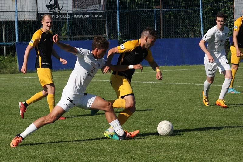 Fotbalisté Slovácka B (bílé dresy) zakončili sezonu domácí porážkou 2:5 se třetím Hlučínem.