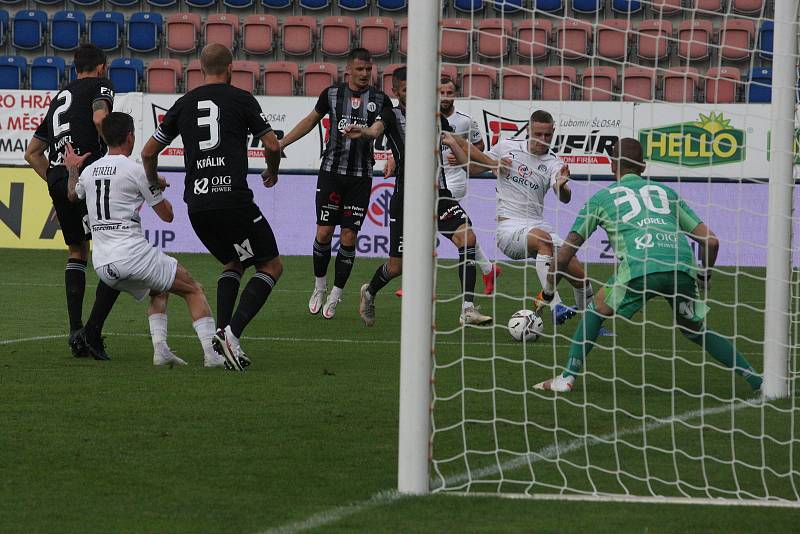 Fotbalisté Slovácka (bílé dresy) ve 2. kole FORTUNA:LIGY hostili České Budějovice.