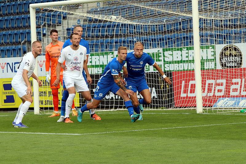 Fotbalisté Slovácka (bílé dresy) v 5. kole FORTUNA:LIGY vyzvali Slovan Liberec.