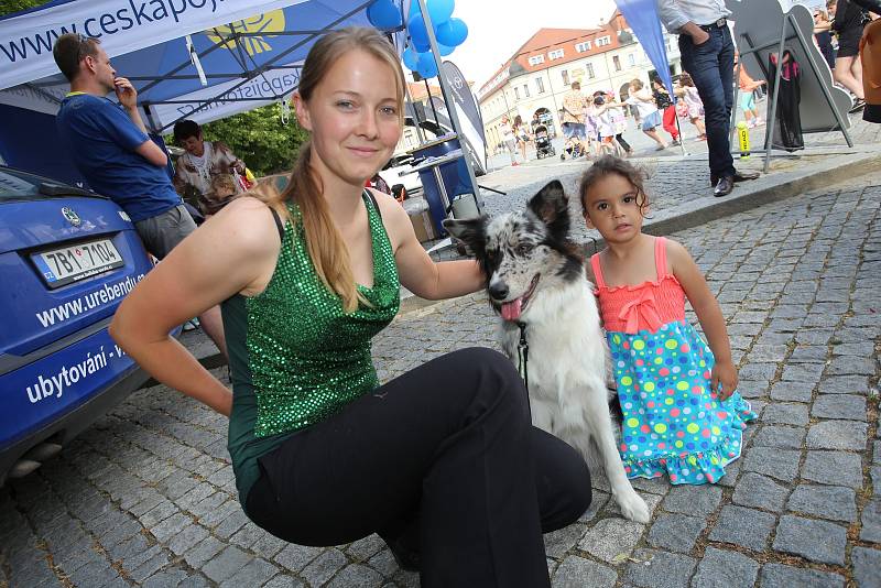 Magic festival 2018 v Uherském Hradišti. Kouzelné náměstí na Masarykově náměstí. Alena Smolíková a pes Foxi