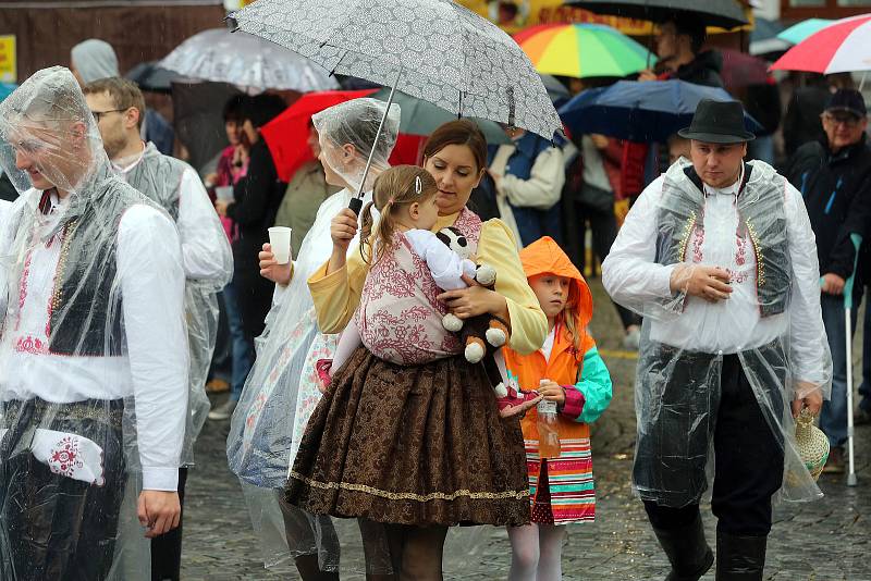 Tradičnímu defilé na Masarykově náměstí nepřálo počasí.