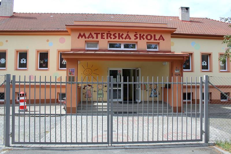 Děti na zahradě Mateřské školy Svatopluka Čecha v Uherském Brodě.
