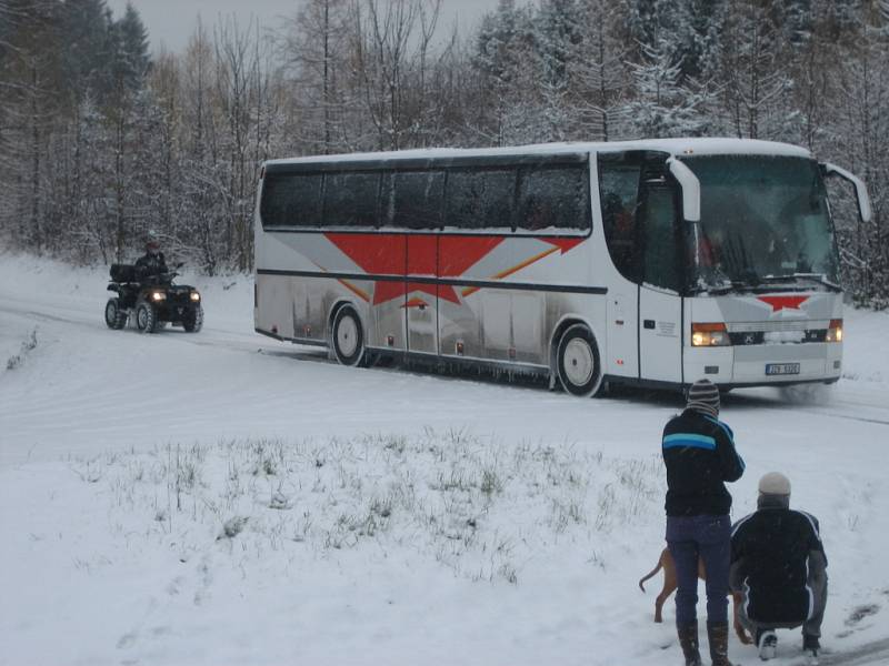 Silnice 1. třídy u Nového Dvora (Rasové) byla v sobotu pokryta několikacentimetrovu sněhovou pokrývkou.