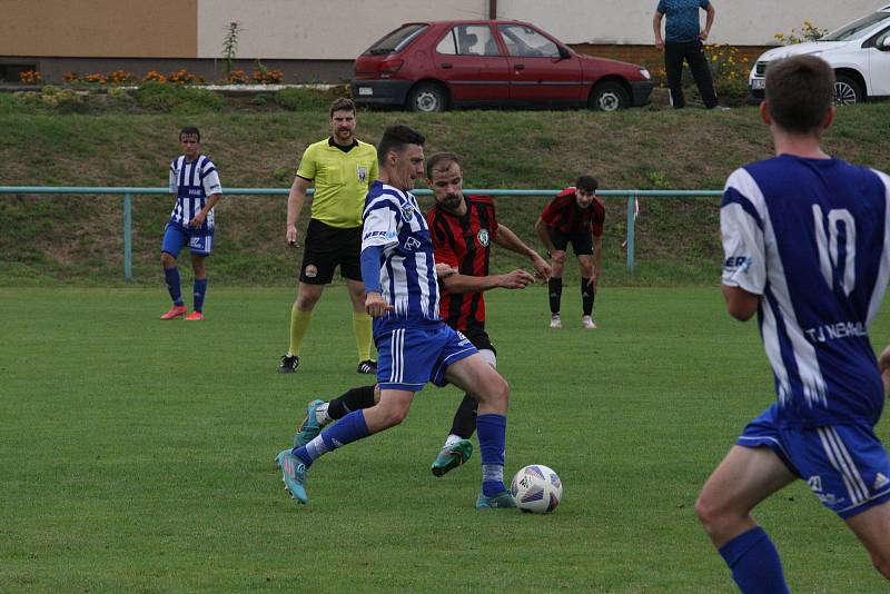 Fotbalisté Zlechova (červené dresy) prohráli ve 2. kole krajského poháru s Nedachlebicemi 1:2 na penalty.