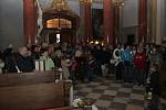NOC KOSTELŮ. Velehradskou baziliku navštívilo v pátek večer 523 zájemců o prohlídku historického skvostu Moravy.