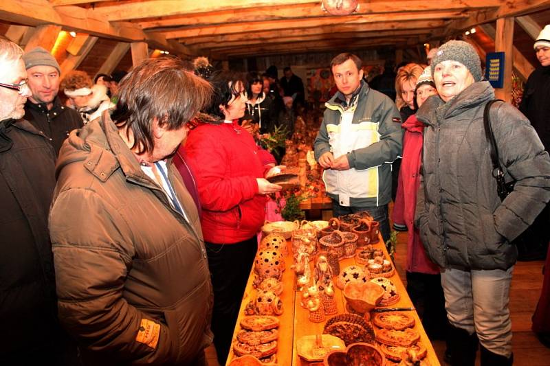 VERNISÁŽ. V galerii knížecího obydlí se návštěvníci obdivovali exponátům handicapovaných klientů Vincentina.