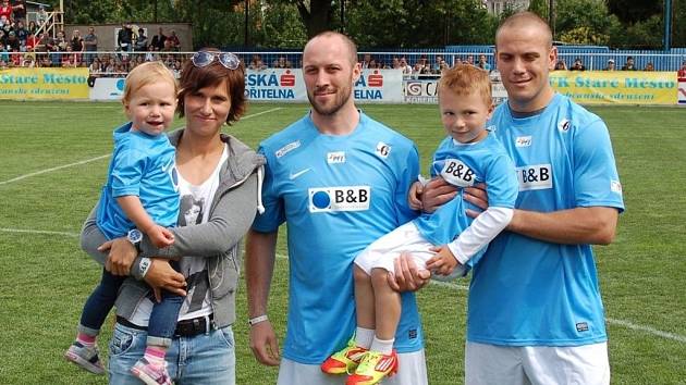 Kateřina Rachůnková s dětmi Kačenkou a Matýskem a bratry Karla Rachůnka Ivanem a Tomášem.
