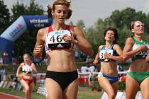 Zlínské atletce Kateřině Blažkové (vepředu) na trati 400 m těsně unikla bronzová medaile a musela se spokojit se čtvrtým místem. 