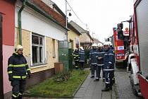 Ohnivý živel na Slovácku opět zaúřadoval. Ve čtvrtek 13. ledna dopolede si však vyžádal cenu nejvyšší, život 57letého muže, kterého ze zadýmeného domku vynesli až hasiči. Pomoct mu však už nedokázali.