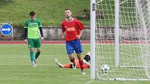 Fotbalisté Hluku (v červených dresech) přestříleli v derby Dolní Němčí 6:3 a bez prohry ovládli Corona Cup.