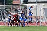 Fotbalisté Hluku (v černobílých dresech) prohráli v úvodním zápase nové sezony I. A třídy skupiny B s Újezdcem 1:2.