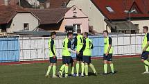 Fotbalisté Hluku (fosforové dresy) v dohrávce 10. kola krajské I. A třídy skupiny B deklasovali Bojkovice 8:1.