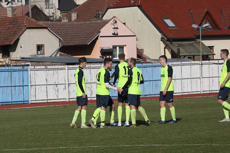 Fotbalisté Hluku (fosforové dresy) v dohrávce 10. kola krajské I. A třídy skupiny B deklasovali Bojkovice 8:1.